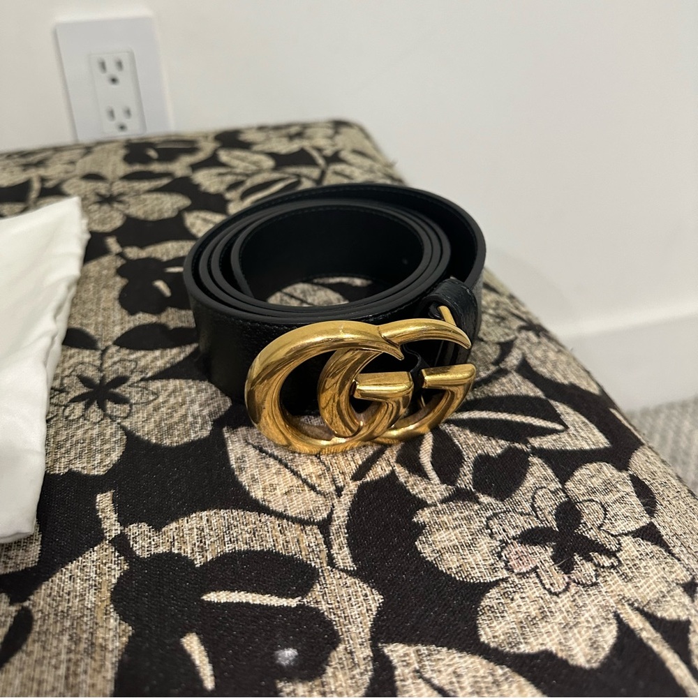 Men gucci belt.
